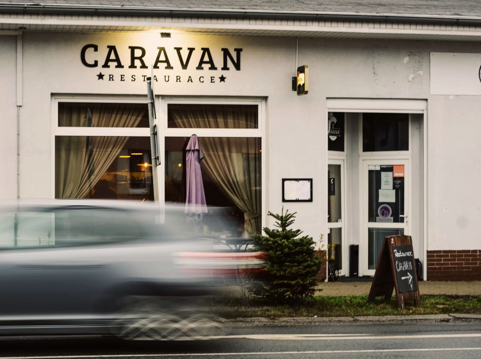 Restaurace Caravan z ulice